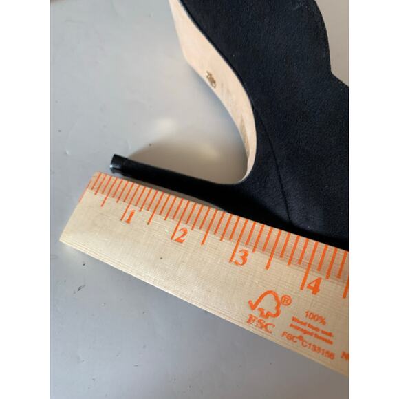 Stuart Weitzman suede scalloped pumps black size 7.5 - Picture 9 of 11